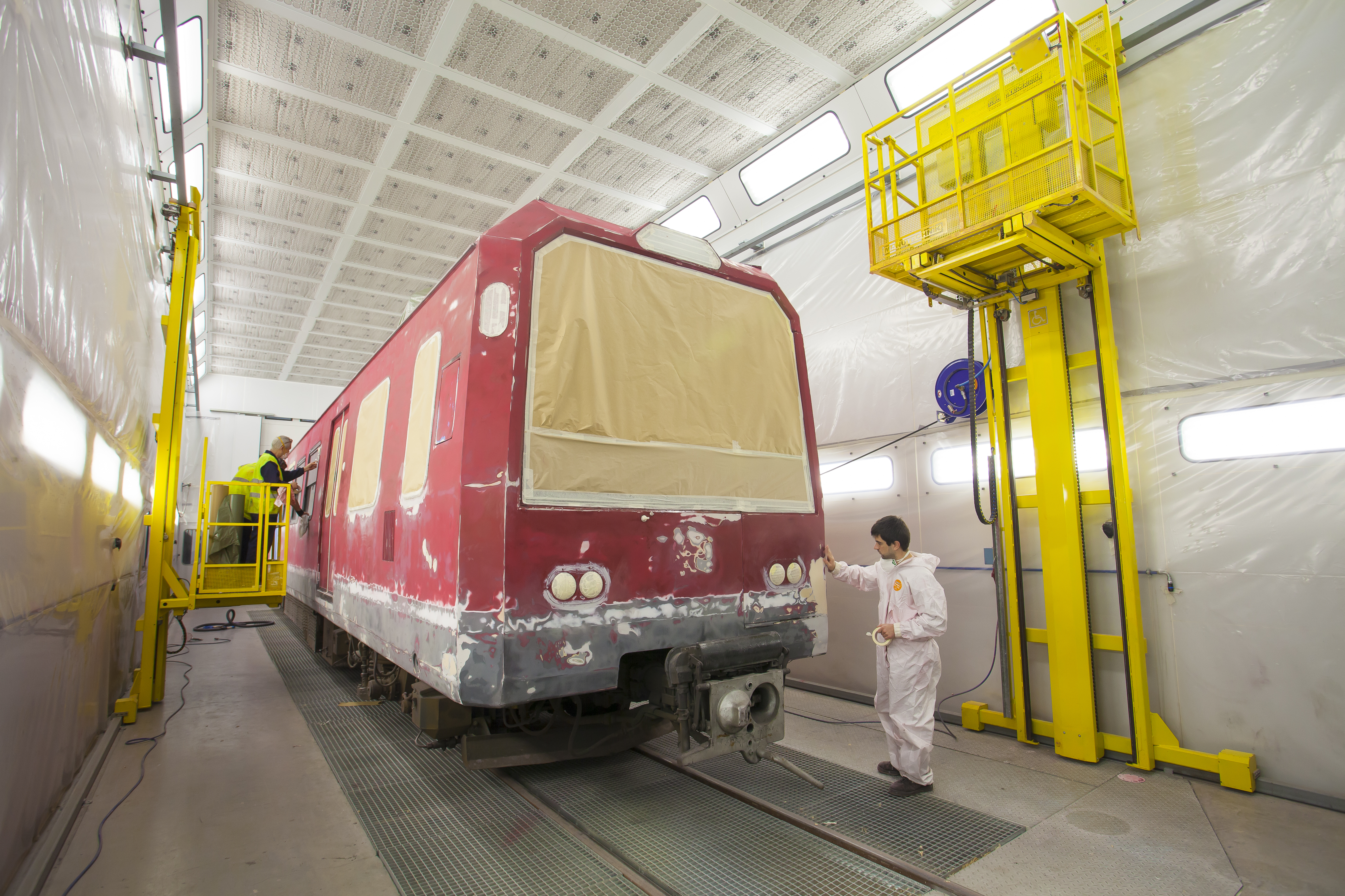 Cabina de pintura sector ferroviario con plataformas elevadoras